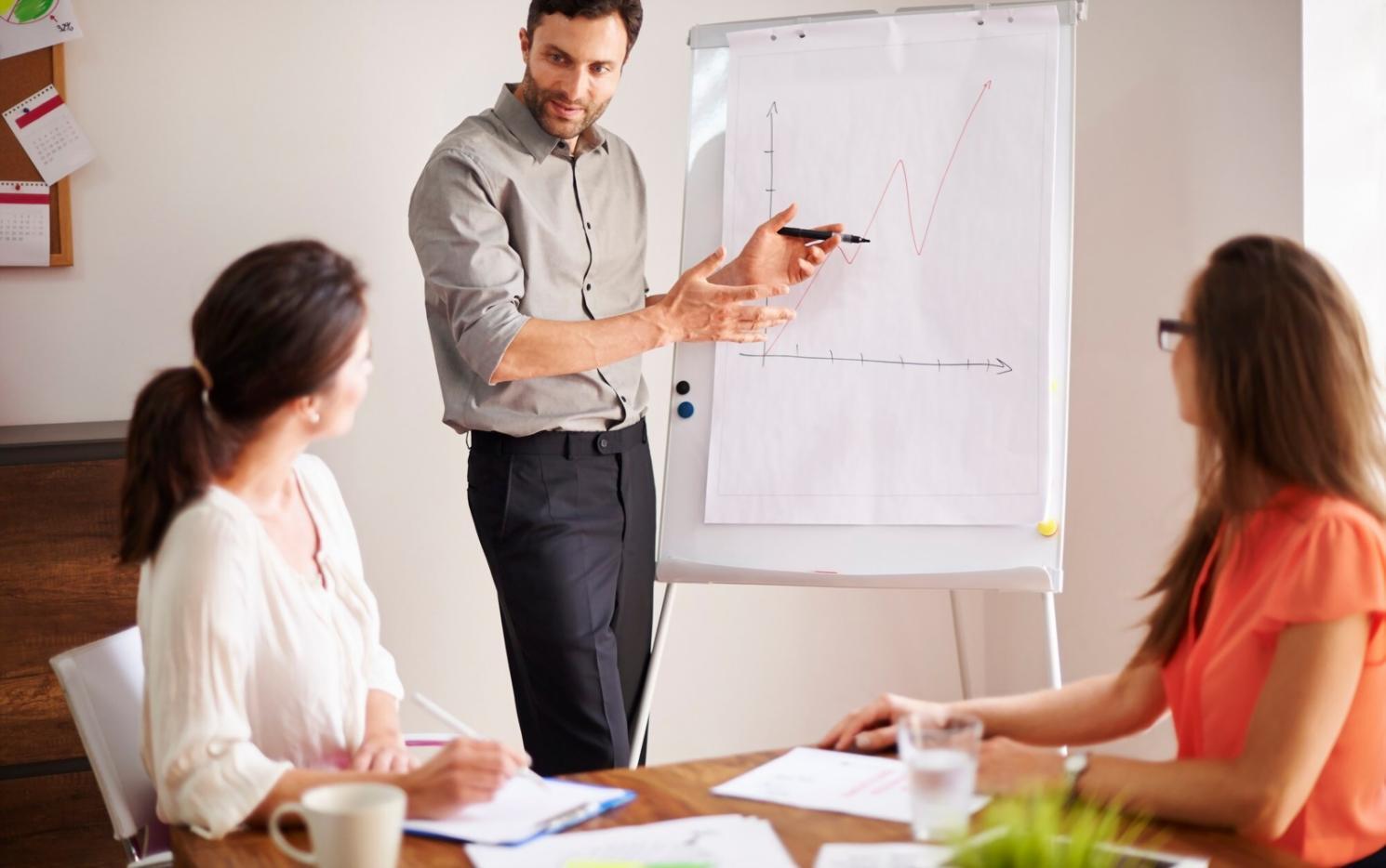Participant travaillant sur un modèle financier complexe